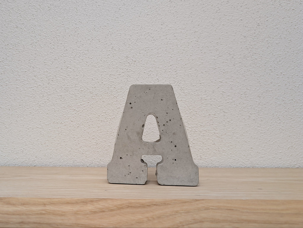 Buchstabe aus Beton