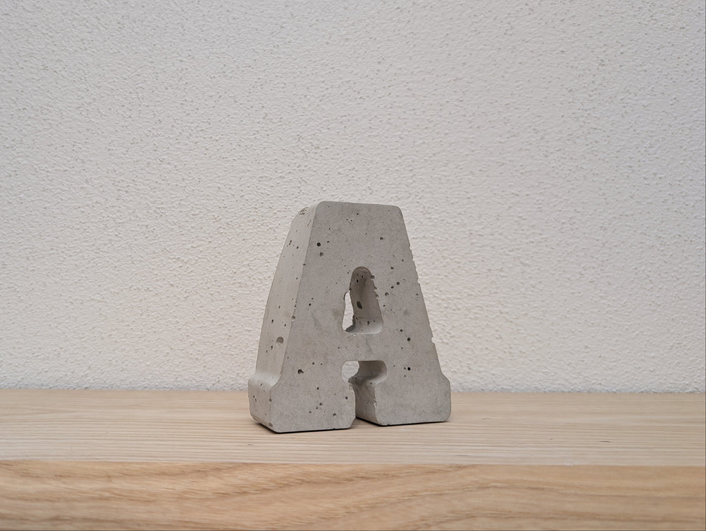 Buchstabe aus Beton
