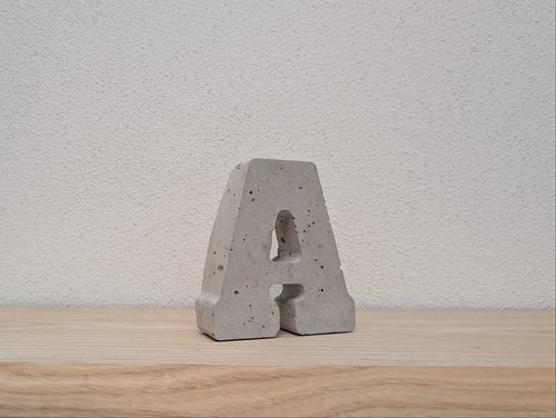 Buchstabe aus Beton