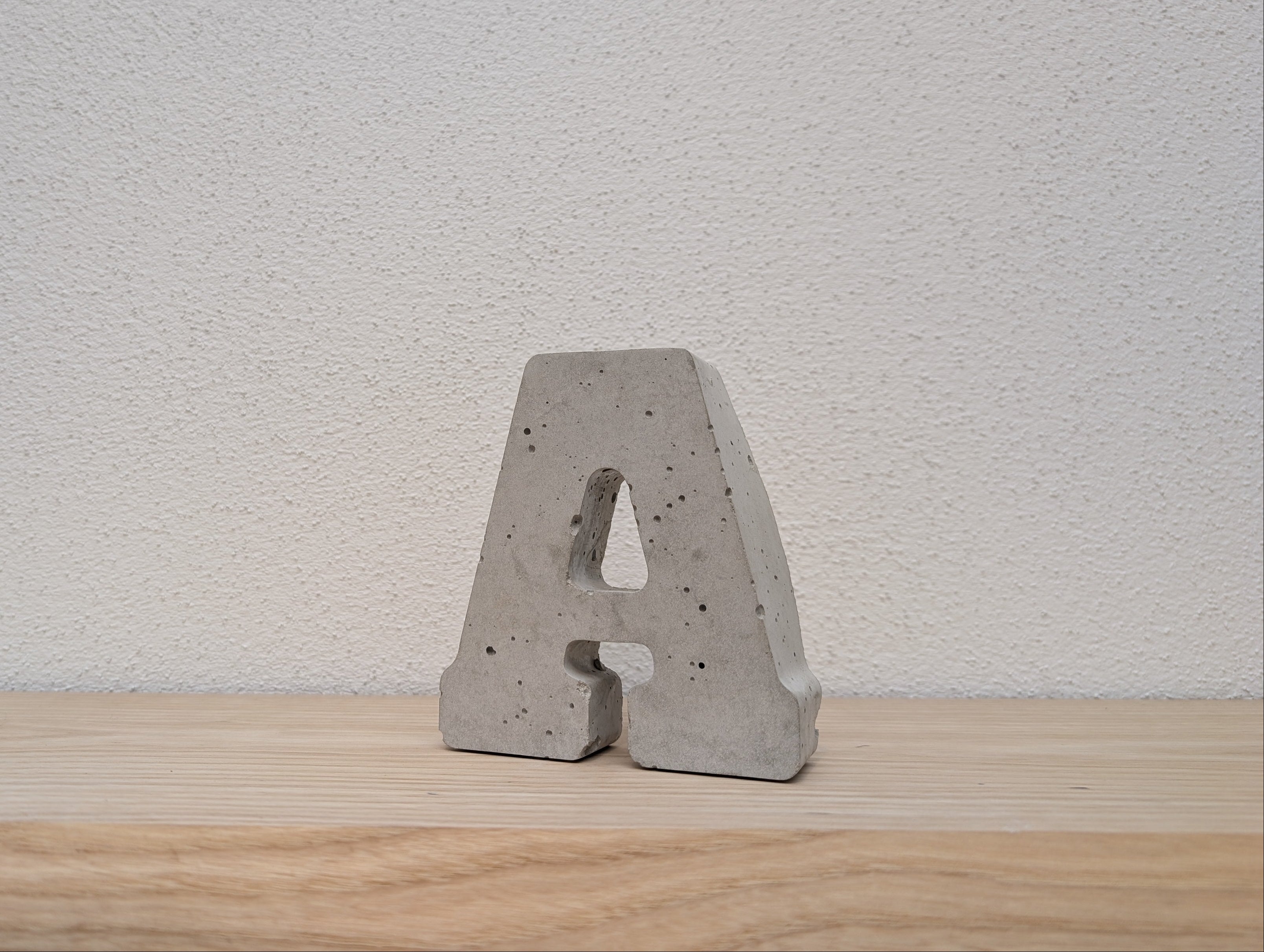 Buchstabe aus Beton