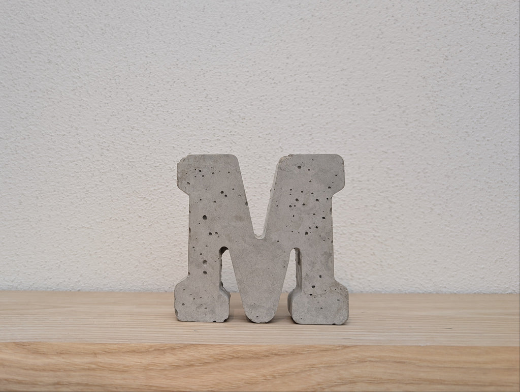 Buchstabe aus Beton