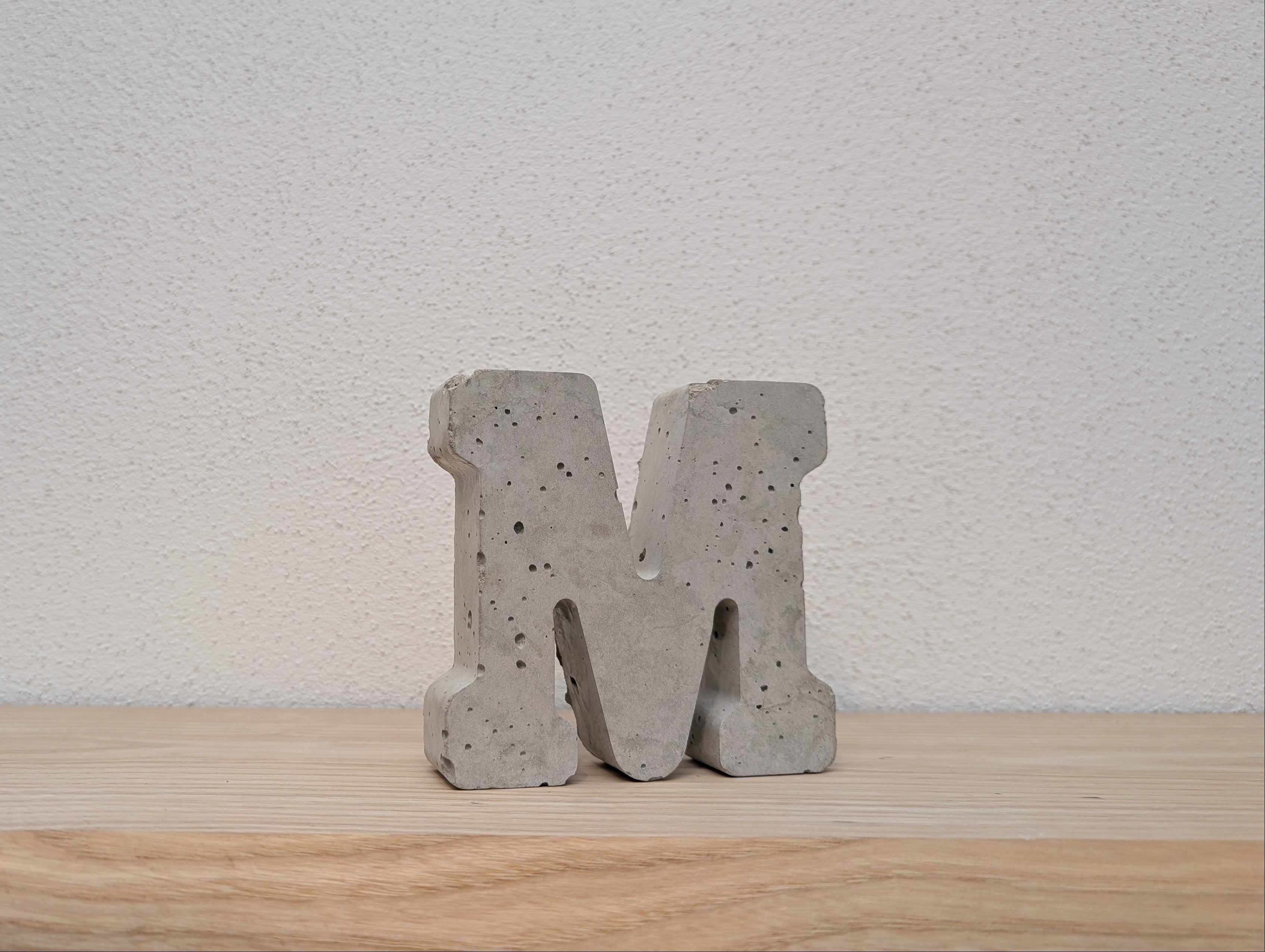 Buchstabe aus Beton
