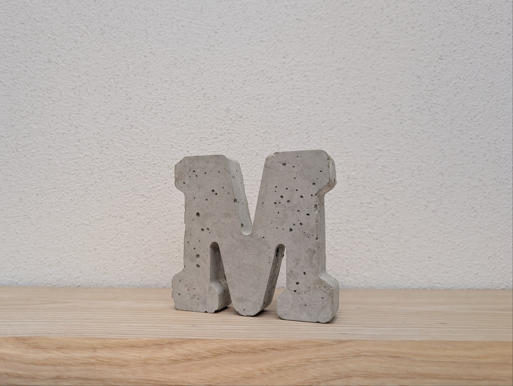 Buchstabe aus Beton