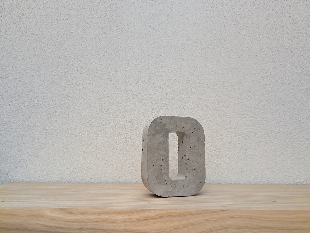 Buchstabe aus Beton