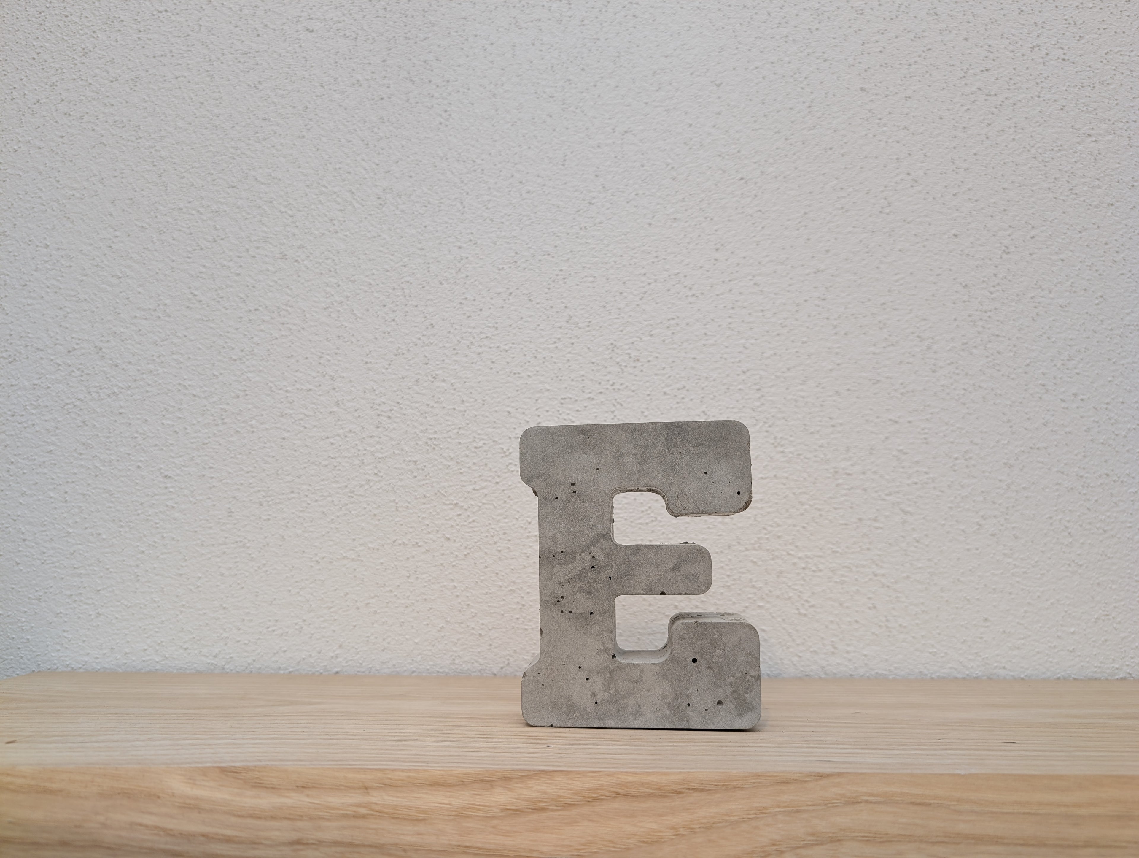 Buchstabe aus Beton