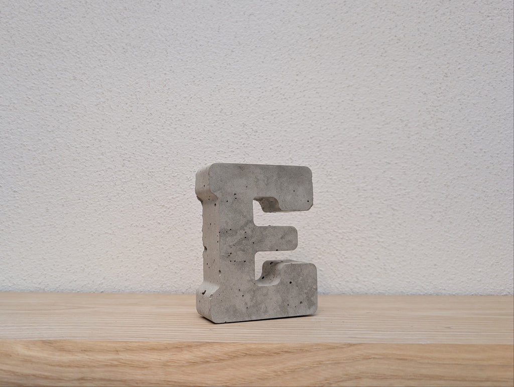 Buchstabe aus Beton