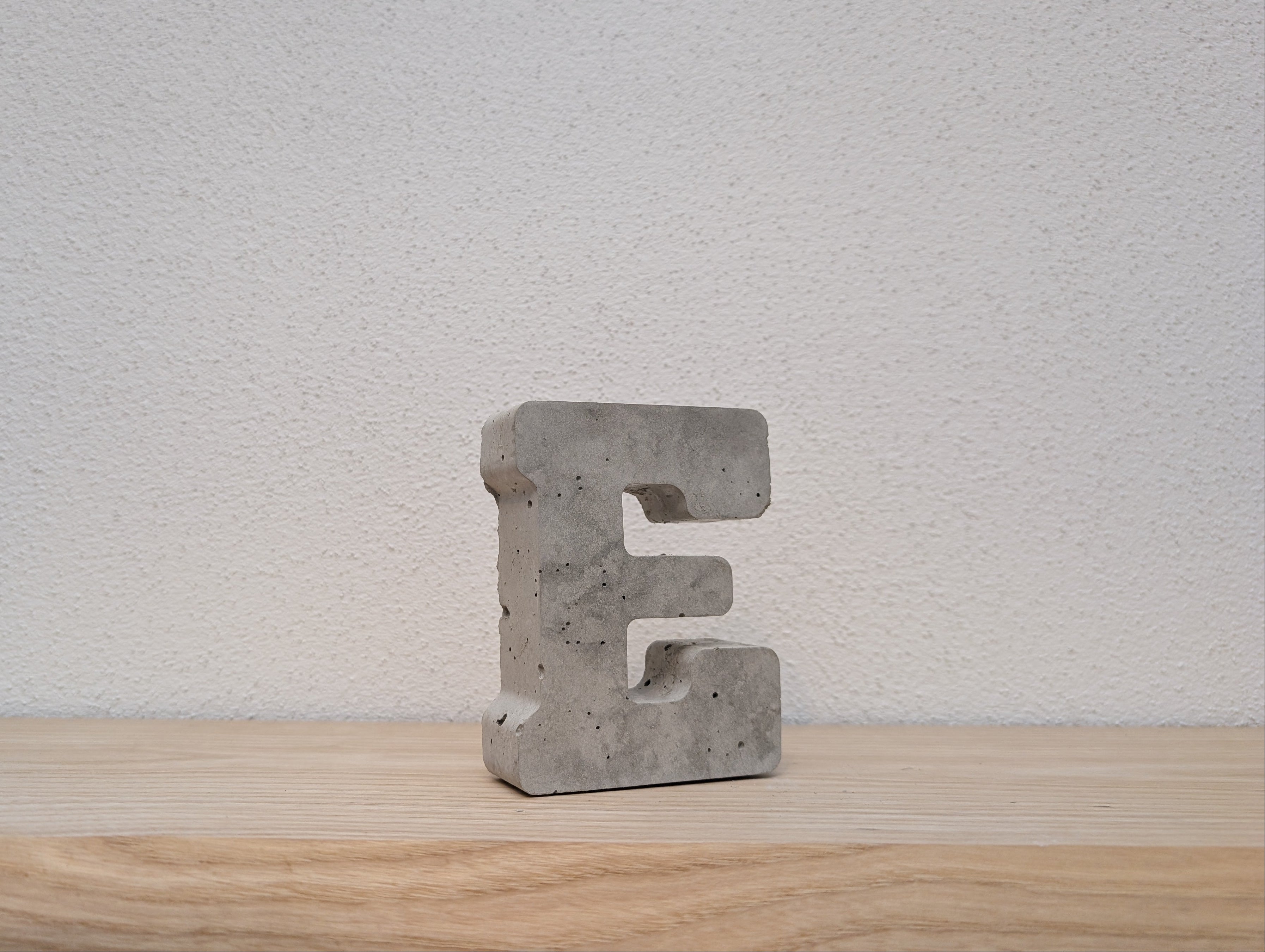 Buchstabe aus Beton