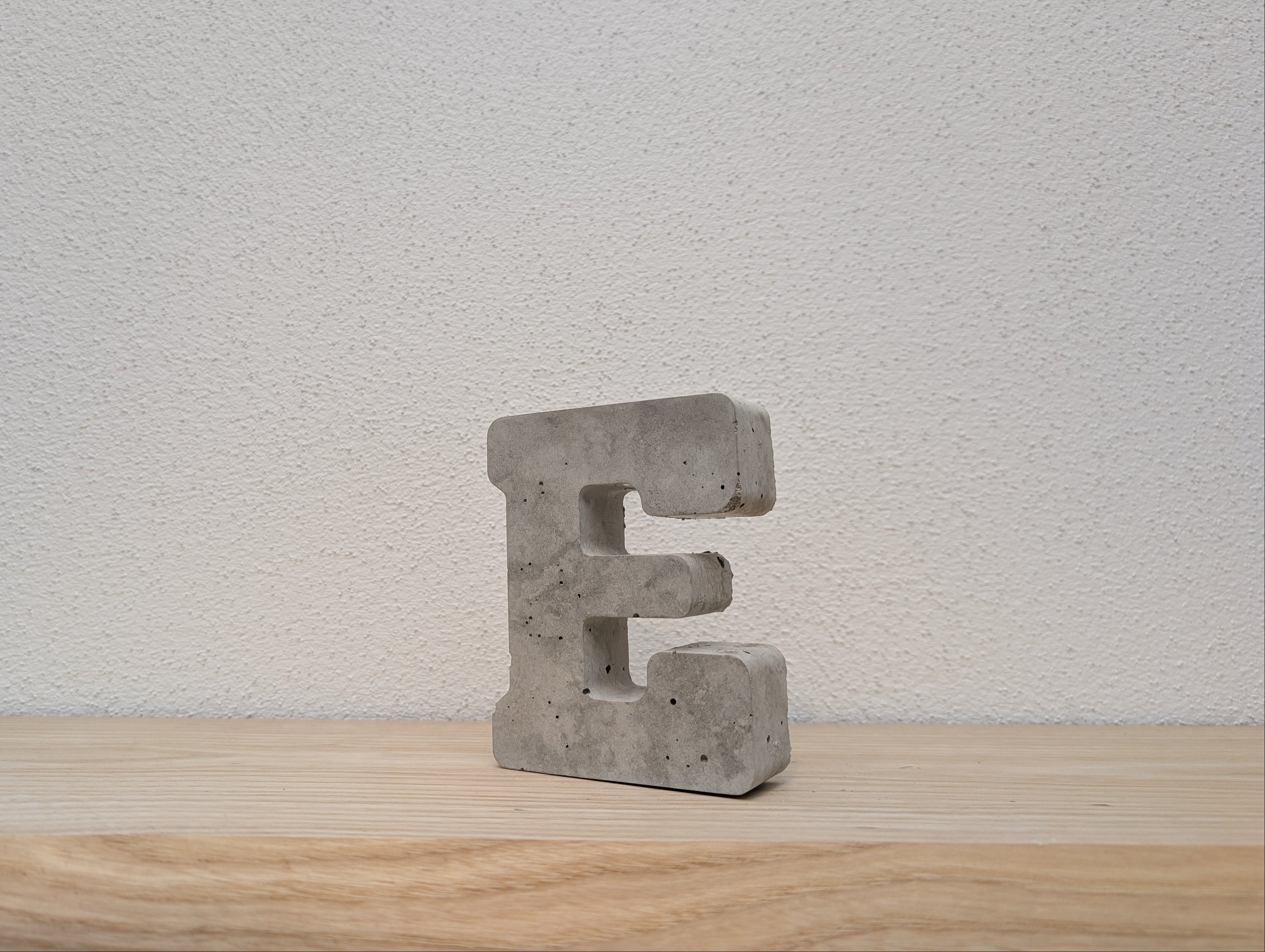 Buchstabe aus Beton