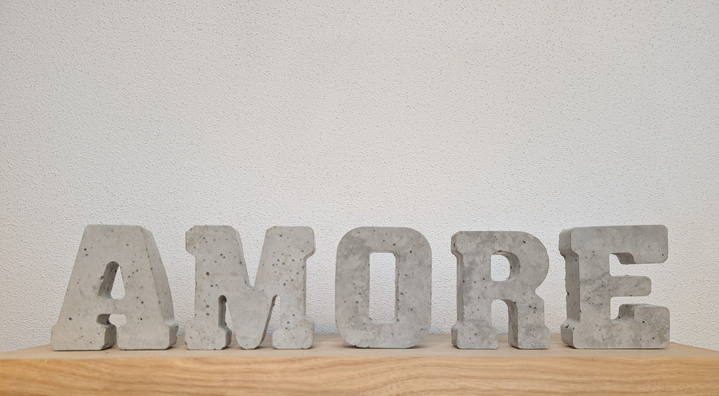 Buchstabe aus Beton